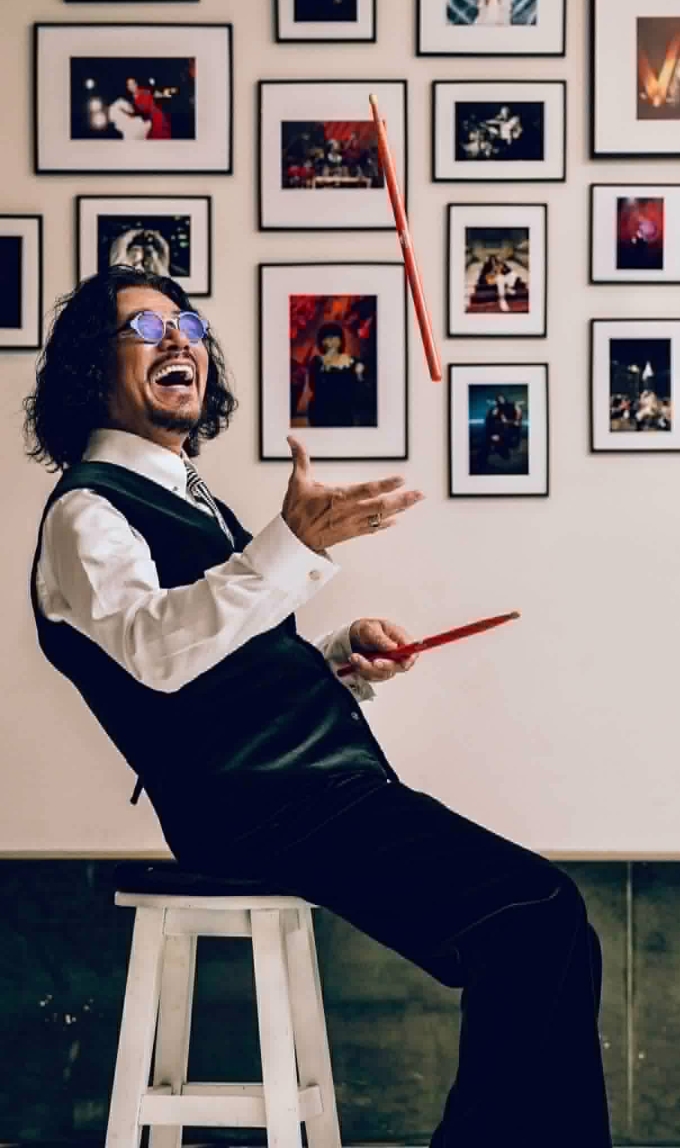 Tay trống Khắc Triệu trong bộ ảnh kỷ niệm, thực hiện đầu năm. Ảnh: Êkíp nhân vật cung cấp