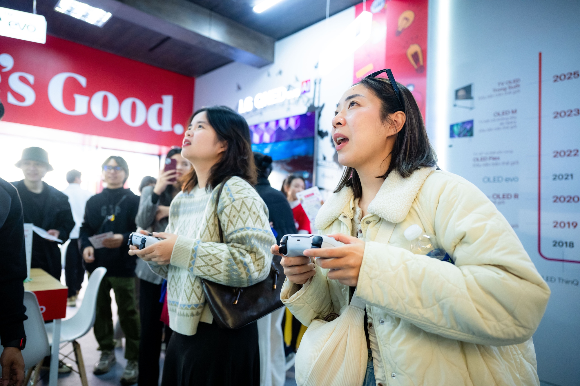 Lễ hội Thiết kế Sáng tạo Hà Nội 2026 tấp nập ngay hồ Hoàn Kiếm, giới trẻ hào hứng trải nghiệm gian hàng LG và loạt local brand siêu nghệ- Ảnh 4. Lễ hội Thiết kế Sáng tạo Hà Nội 2026 tấp nập ngay hồ Hoàn Kiếm, giới trẻ hào hứng trải nghiệm gian hàng LG và loạt local brand siêu nghệ- Ảnh 4.