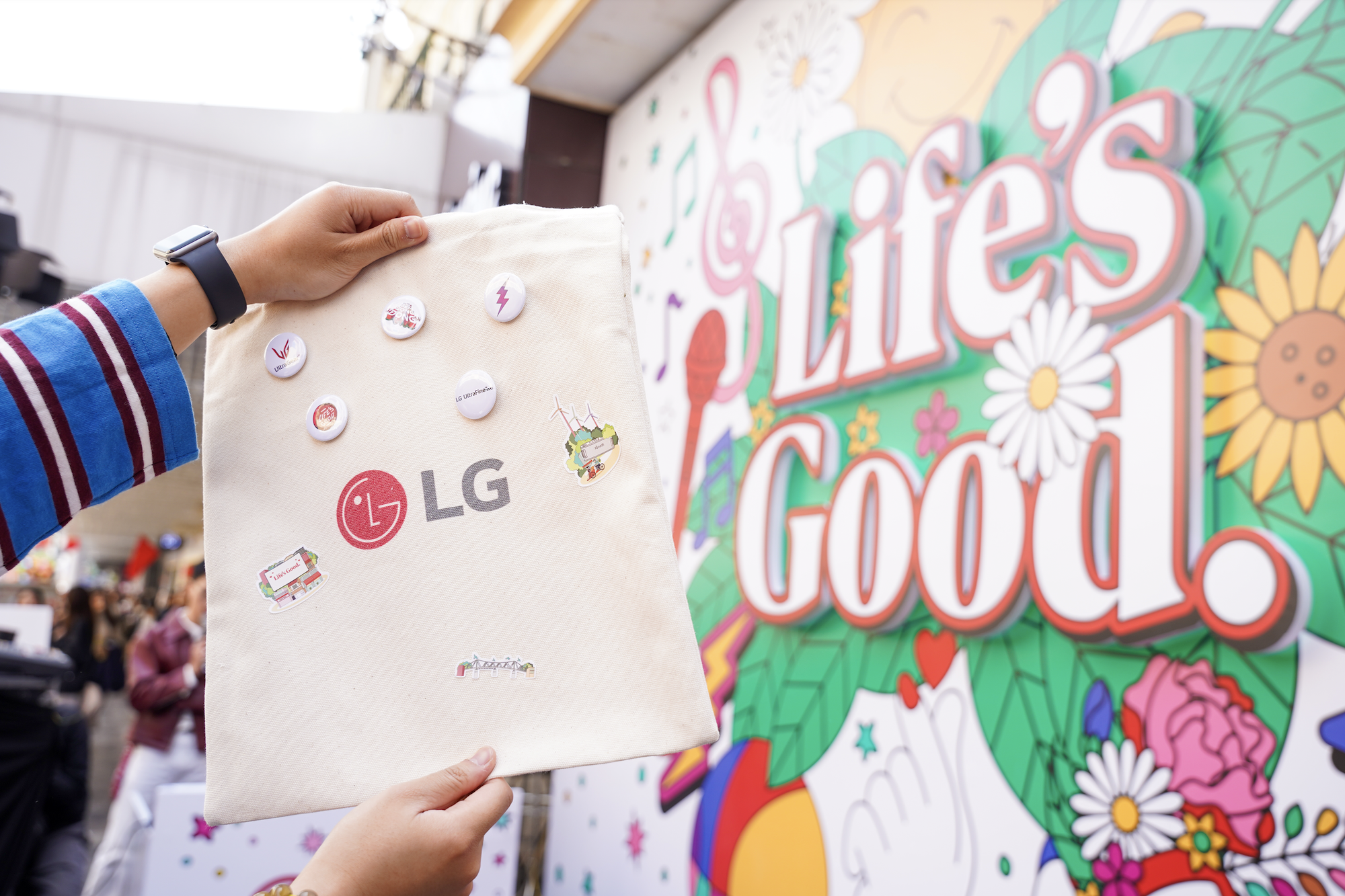 Lễ hội Thiết kế Sáng tạo Hà Nội 2026 tấp nập ngay hồ Hoàn Kiếm, giới trẻ hào hứng trải nghiệm gian hàng LG và loạt local brand siêu nghệ- Ảnh 5. Lễ hội Thiết kế Sáng tạo Hà Nội 2026 tấp nập ngay hồ Hoàn Kiếm, giới trẻ hào hứng trải nghiệm gian hàng LG và loạt local brand siêu nghệ- Ảnh 5.