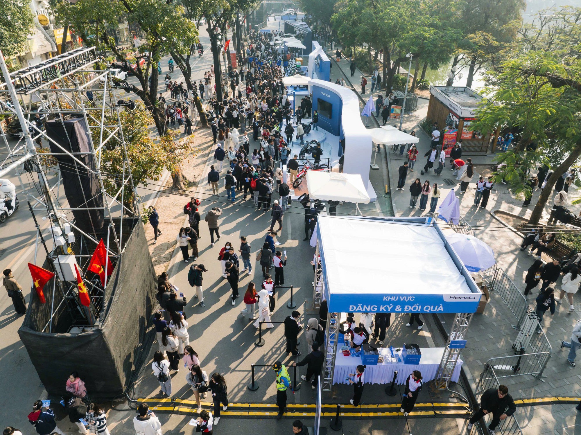 Lễ hội Thiết kế Sáng tạo Hà Nội 2026 tấp nập ngay hồ Hoàn Kiếm, giới trẻ hào hứng trải nghiệm gian hàng LG và loạt local brand siêu nghệ- Ảnh 8. Lễ hội Thiết kế Sáng tạo Hà Nội 2026 tấp nập ngay hồ Hoàn Kiếm, giới trẻ hào hứng trải nghiệm gian hàng LG và loạt local brand siêu nghệ- Ảnh 8.