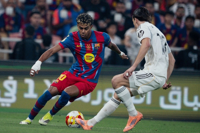 Yamal trong một pha đi bóng loại Carreras. Ảnh: FC Barcelona 