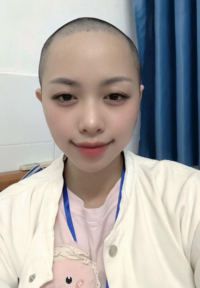 Chị Thương sau khi cạo tóc để điều trị hóa chất. Ảnh: Nhân vật cung cấp