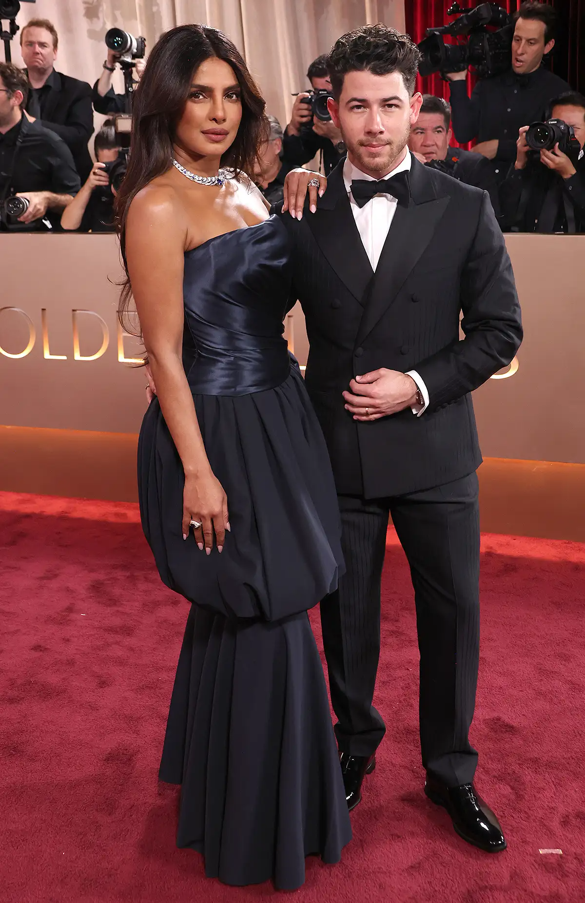 Siêu thảm đỏ Quả Cầu Vàng 2026: Lisa 