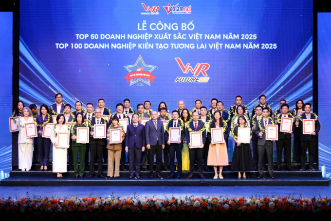 Top 50 doanh nghiệp xuất sắc chụp ảnh lưu niệm. Ảnh: LPBank