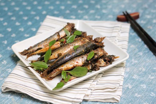 Cá nục thấm gia vị, quyện lẫn với vị thơm đặc trưng của rau húng quế. Ngoài ra lá húng quế còn có tác dụng lợi sữa cho các bà mẹ khi cho con bú.