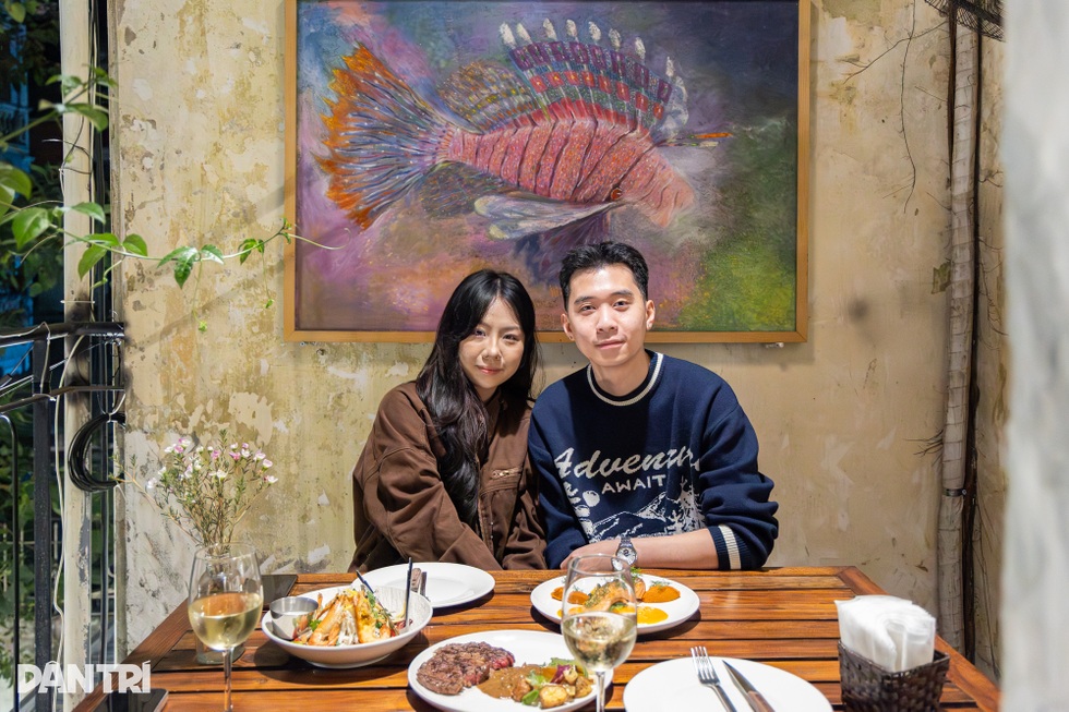 Hà Nội: Quán ăn hút khách nhờ chiếc bàn cứ ngồi vào là... cưới - 3