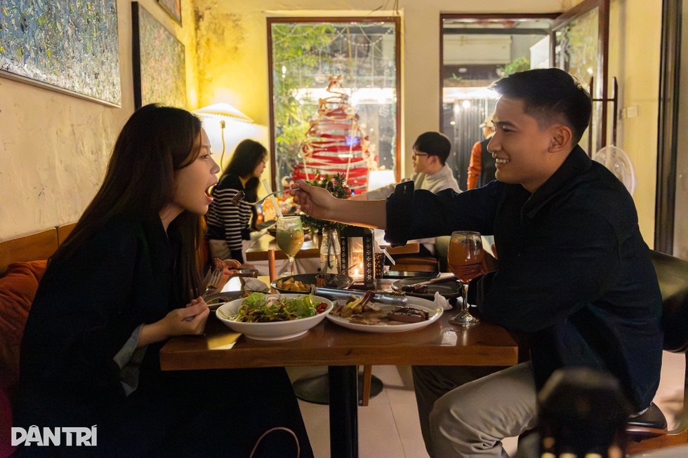 Hà Nội: Quán ăn hút khách nhờ chiếc bàn cứ ngồi vào là... cưới - 4