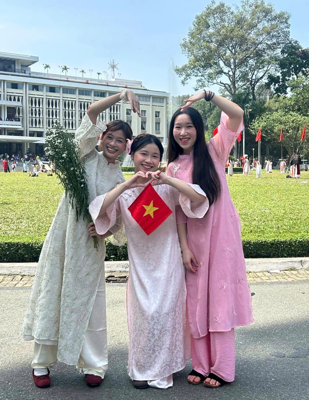 Sinh viên chụp ảnh áo dài Tết: “Sống ảo” hay giữ truyền thống? - 2
