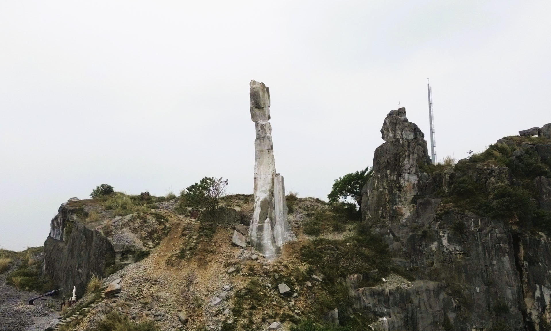 Diện mạo Hòn Vọng Phu sau khi được đầu tư 17 tỉ đồng chống đổ sập 2 Diện mạo Hòn Vọng Phu sau khi được chi 17 tỉ đồng chống đổ sập - Ảnh 2.