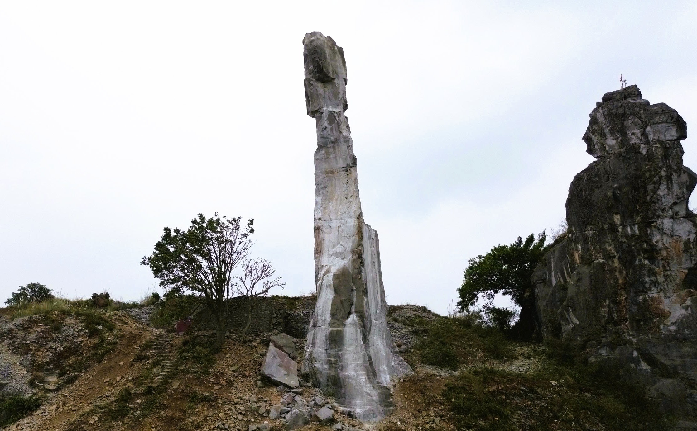 Diện mạo Hòn Vọng Phu sau khi được đầu tư 17 tỉ đồng chống đổ sập 3 Diện mạo Hòn Vọng Phu sau khi được chi 17 tỉ đồng chống đổ sập - Ảnh 3.