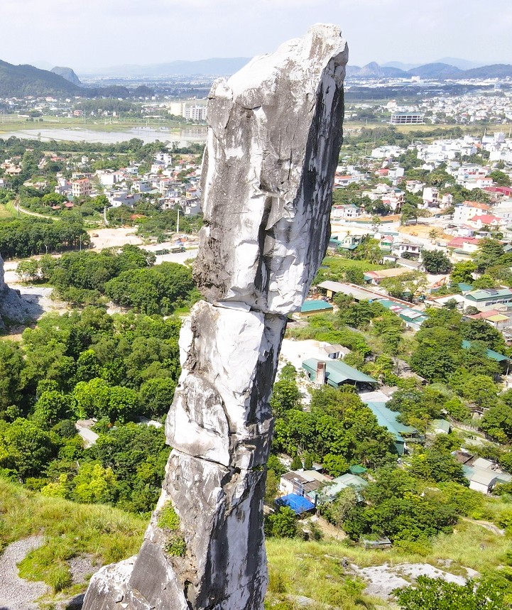 Diện mạo Hòn Vọng Phu sau khi được đầu tư 17 tỉ đồng chống đổ sập 4 Diện mạo Hòn Vọng Phu sau khi được chi 17 tỉ đồng chống đổ sập - Ảnh 4.