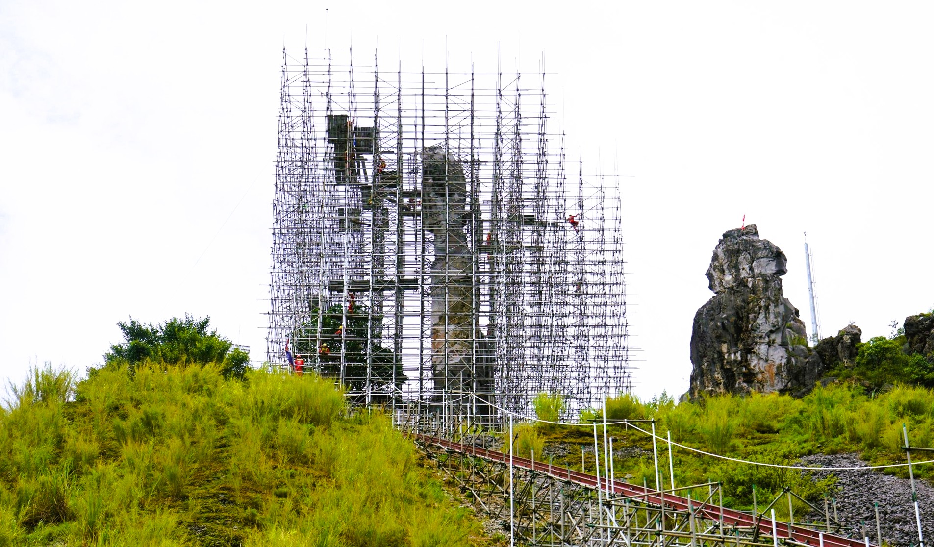 Diện mạo Hòn Vọng Phu sau khi được đầu tư 17 tỉ đồng chống đổ sập 6 Diện mạo Hòn Vọng Phu sau khi được chi 17 tỉ đồng chống đổ sập - Ảnh 6.