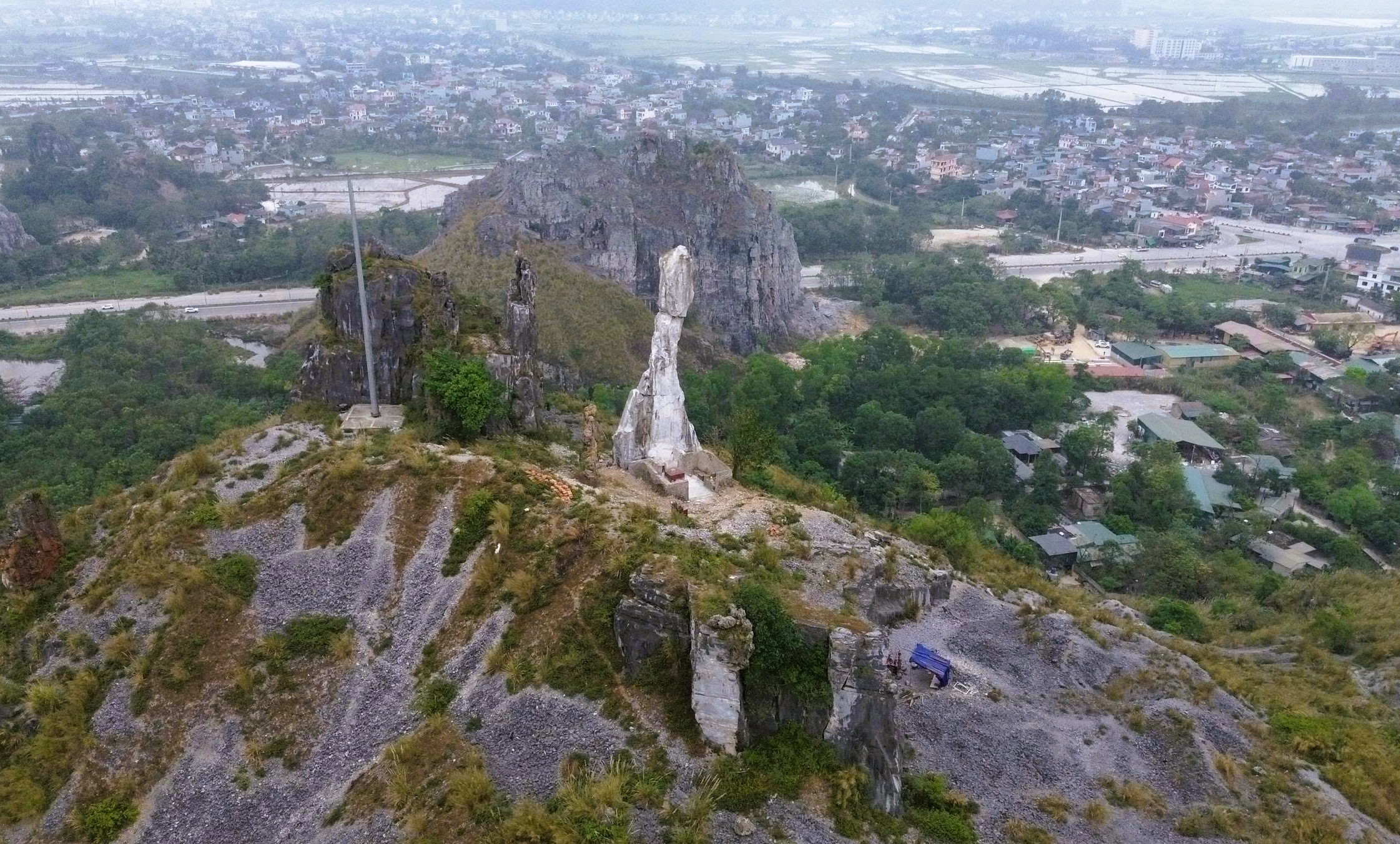 Diện mạo Hòn Vọng Phu sau khi được đầu tư 17 tỉ đồng chống đổ sập 7 Diện mạo Hòn Vọng Phu sau khi được chi 17 tỉ đồng chống đổ sập - Ảnh 7.