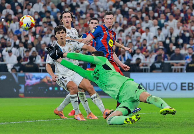 Thibaut Courtois đổ người cứu thua trong trận. Ảnh: Reuters