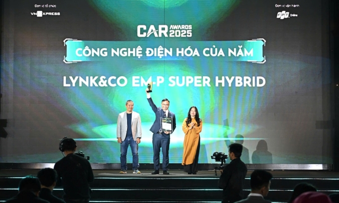 Đại diện Lynk & Co nhận giải Công nghệ điện hóa của năm tại Car Awards 2025. Ảnh: Minh Quân
