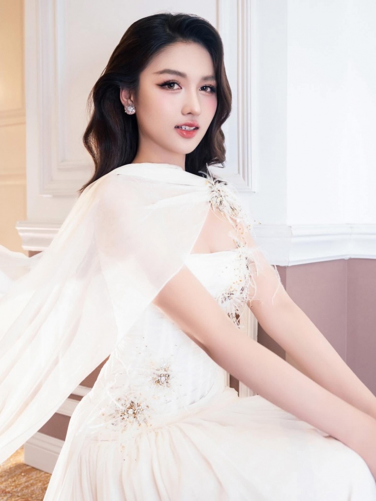 Á hậu có làn da sáng, tỷ lệ cơ thể cân đối.