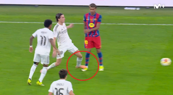 Carreras dẫm vào chân phải của Yamal ở phút 22. Ảnh chụp màn hình