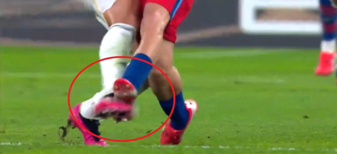Asencio đá vào gầm giày của Pedri. Ảnh chụp màn hình