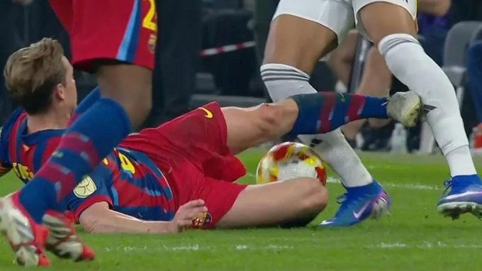 De Jong đạp vào ống đồng của Mbappe ở phút bù thứ nhất hiệp hai. Ảnh chụp màn hình