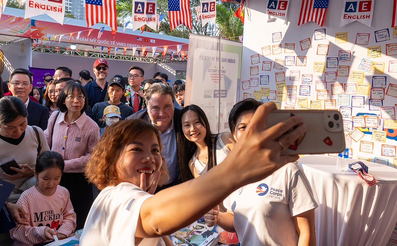 Đại sứ Mỹ Marc Knapper và những dấu ấn đặc biệt tại Việt Nam - Ảnh 7. Đại sứ Mỹ Marc Knapper và những dấu ấn đặc biệt tại Việt Nam - Ảnh 7.