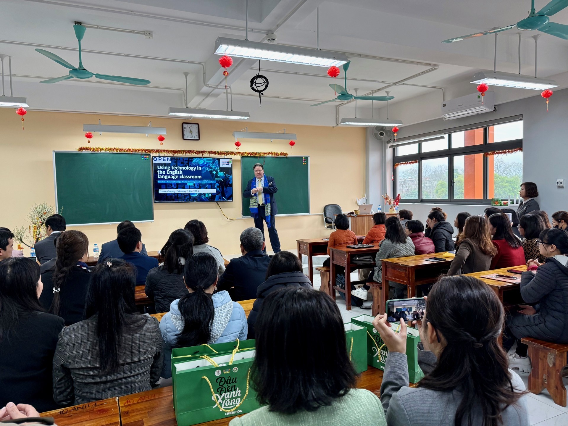 Đại sứ Mỹ Marc Knapper và những dấu ấn đặc biệt tại Việt Nam - Ảnh 16. Đại sứ Mỹ Marc Knapper và những dấu ấn đặc biệt tại Việt Nam - Ảnh 16.