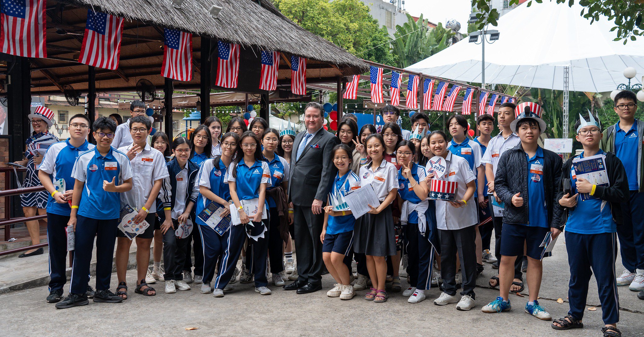 Đại sứ Mỹ Marc Knapper và những dấu ấn đặc biệt tại Việt Nam - Ảnh 20. Đại sứ Mỹ Marc Knapper và những dấu ấn đặc biệt tại Việt Nam - Ảnh 20.