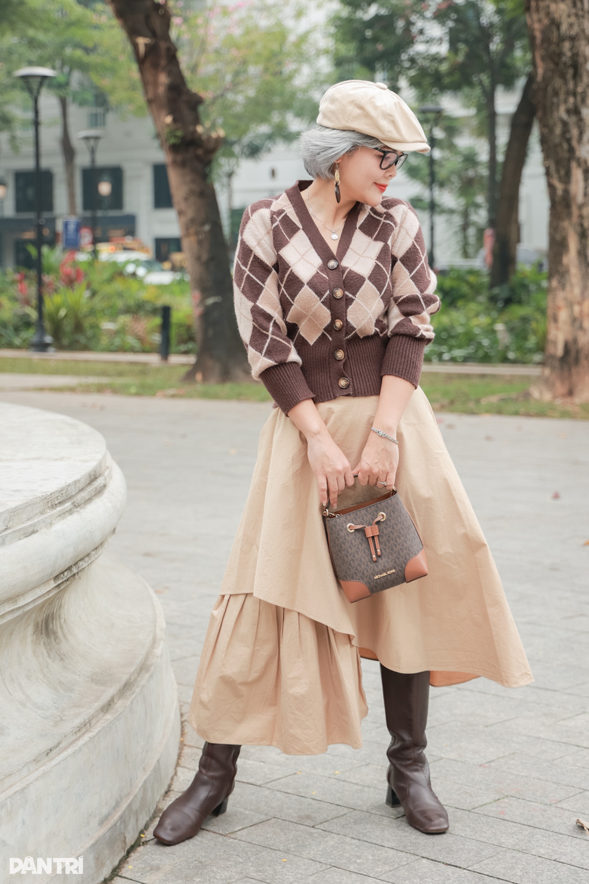 Cách quý cô trung niên Hà Nội ăn gian tuổi qua trang phục - 9