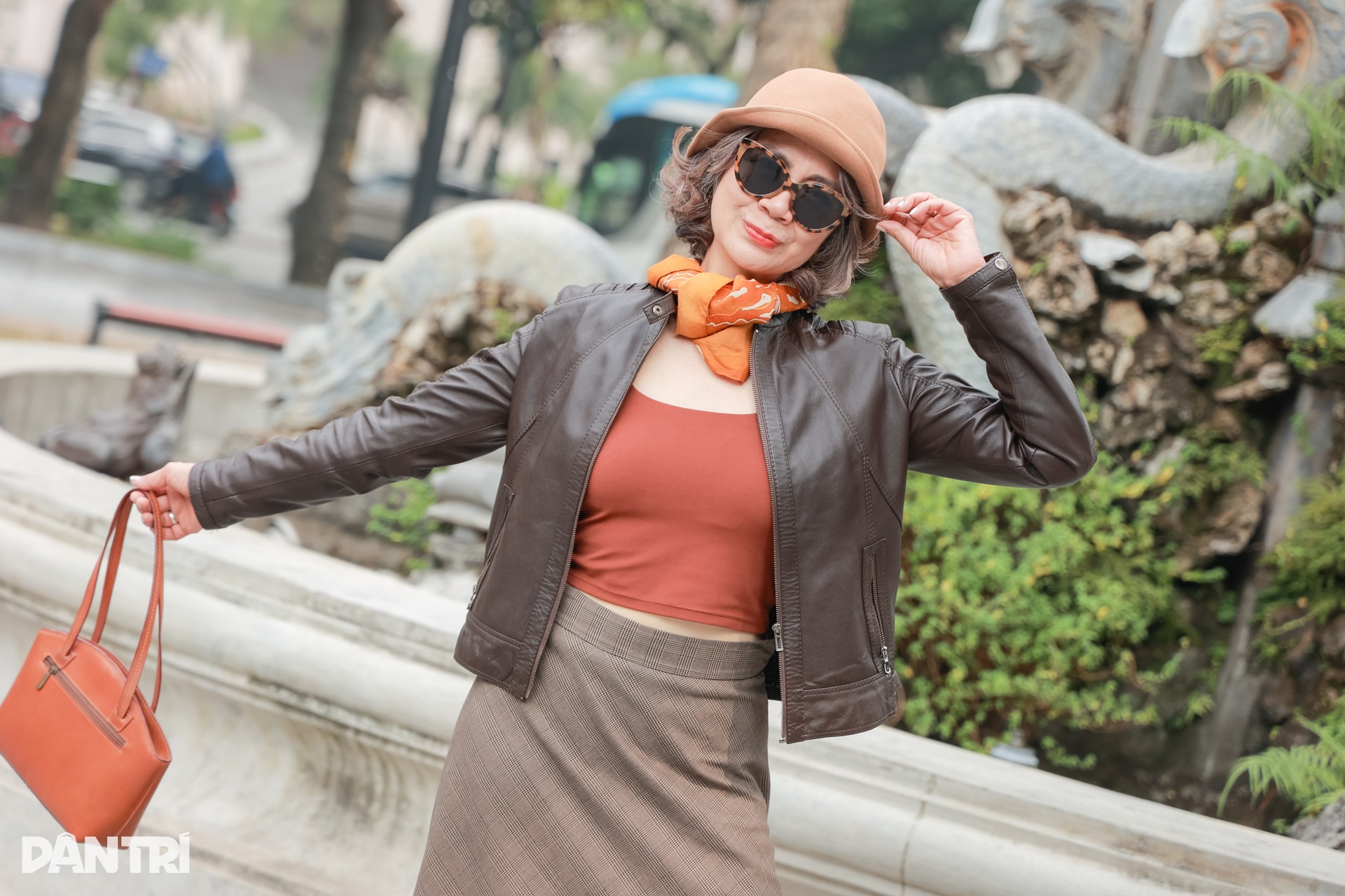 Cách quý cô trung niên Hà Nội ăn gian tuổi qua trang phục - 11