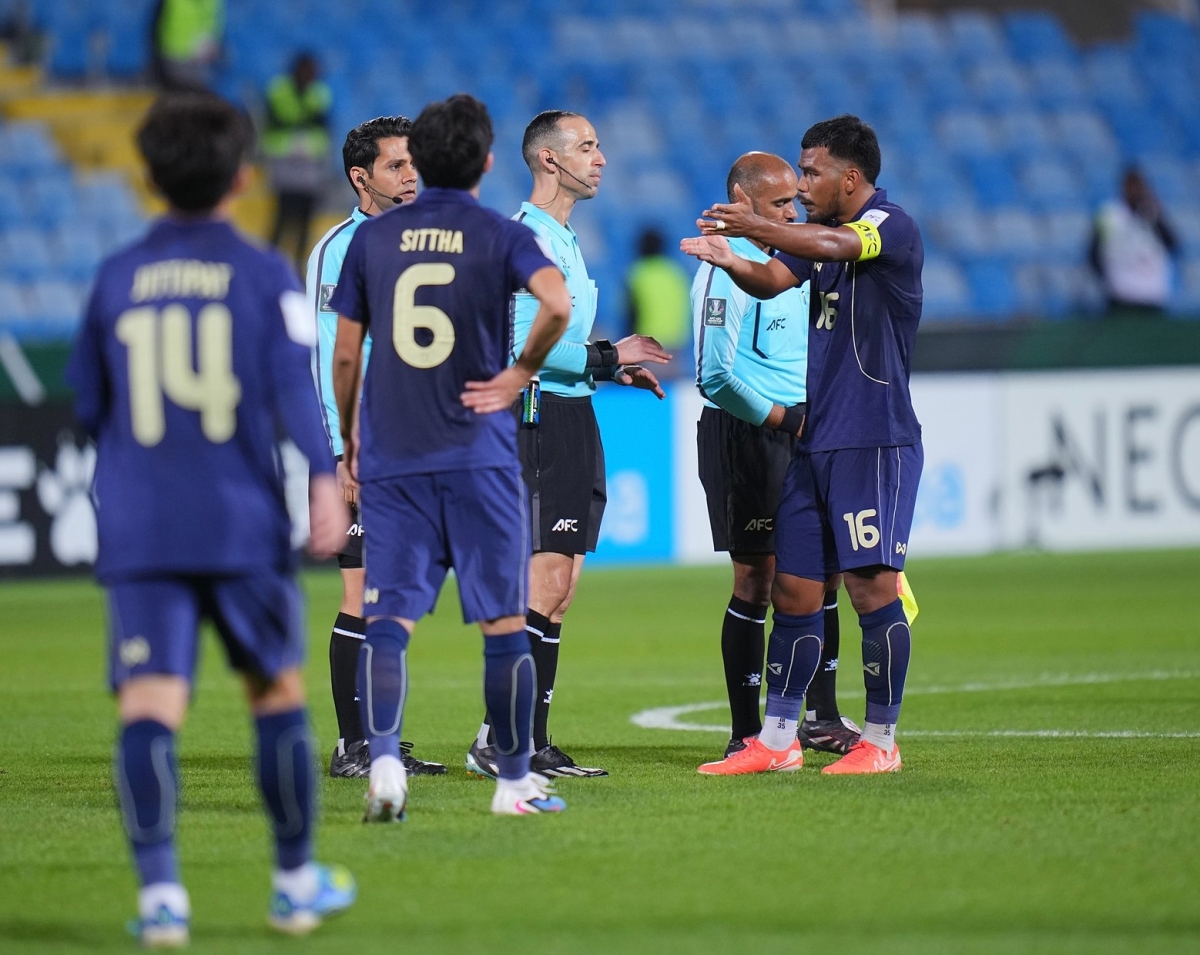 Đội trưởng Thái Lan Pichitchai (số 16) phàn nàn với trọng tài Yahya Ali Almulla vì quyết định thổi còi hết giờ. Ảnh: Changsuek