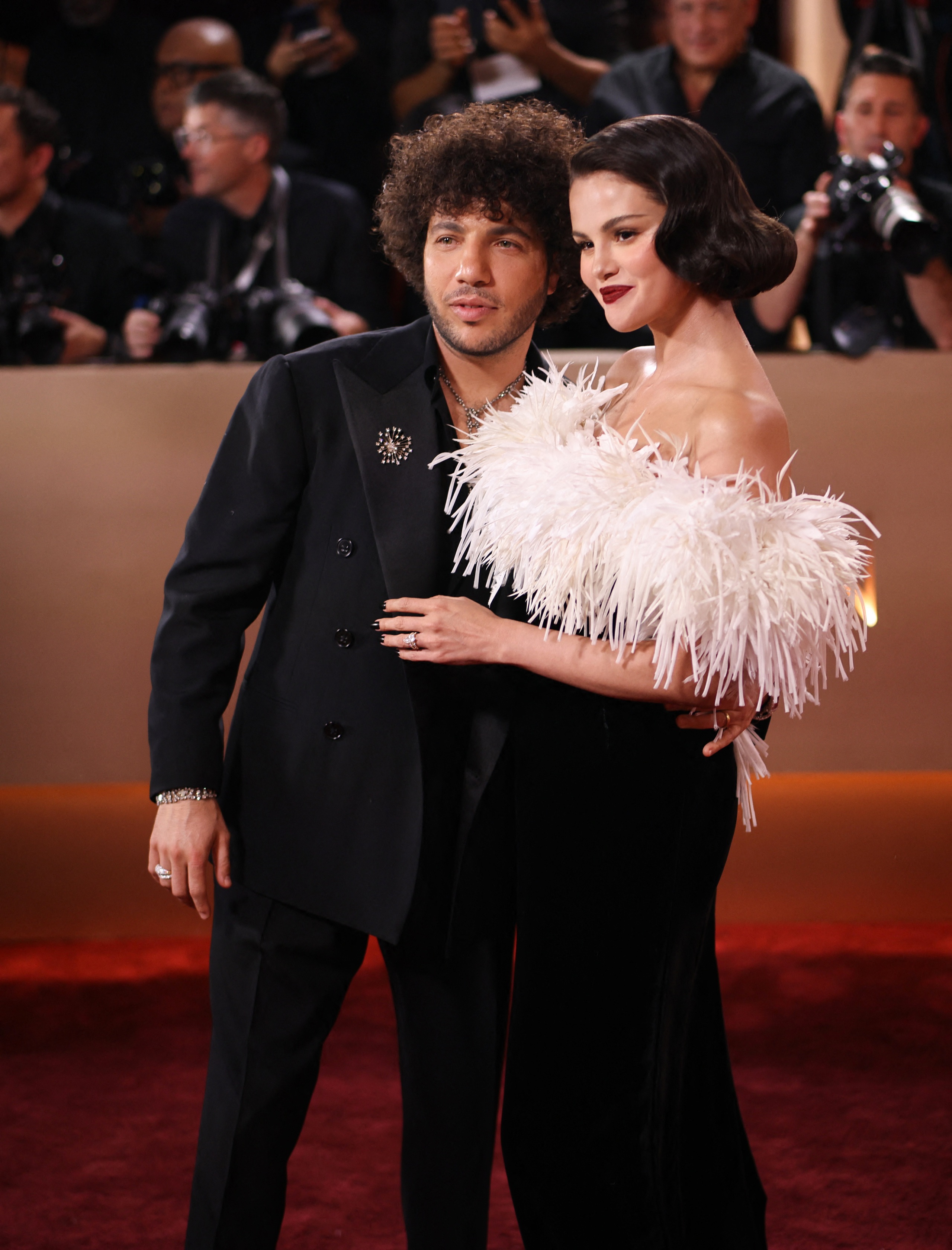 Lisa, Jennifer Lawrence mặc xuyên thấu khoe sắc gợi cảm trên thảm đỏ Quả cầu vàng 2026 - Ảnh 3.