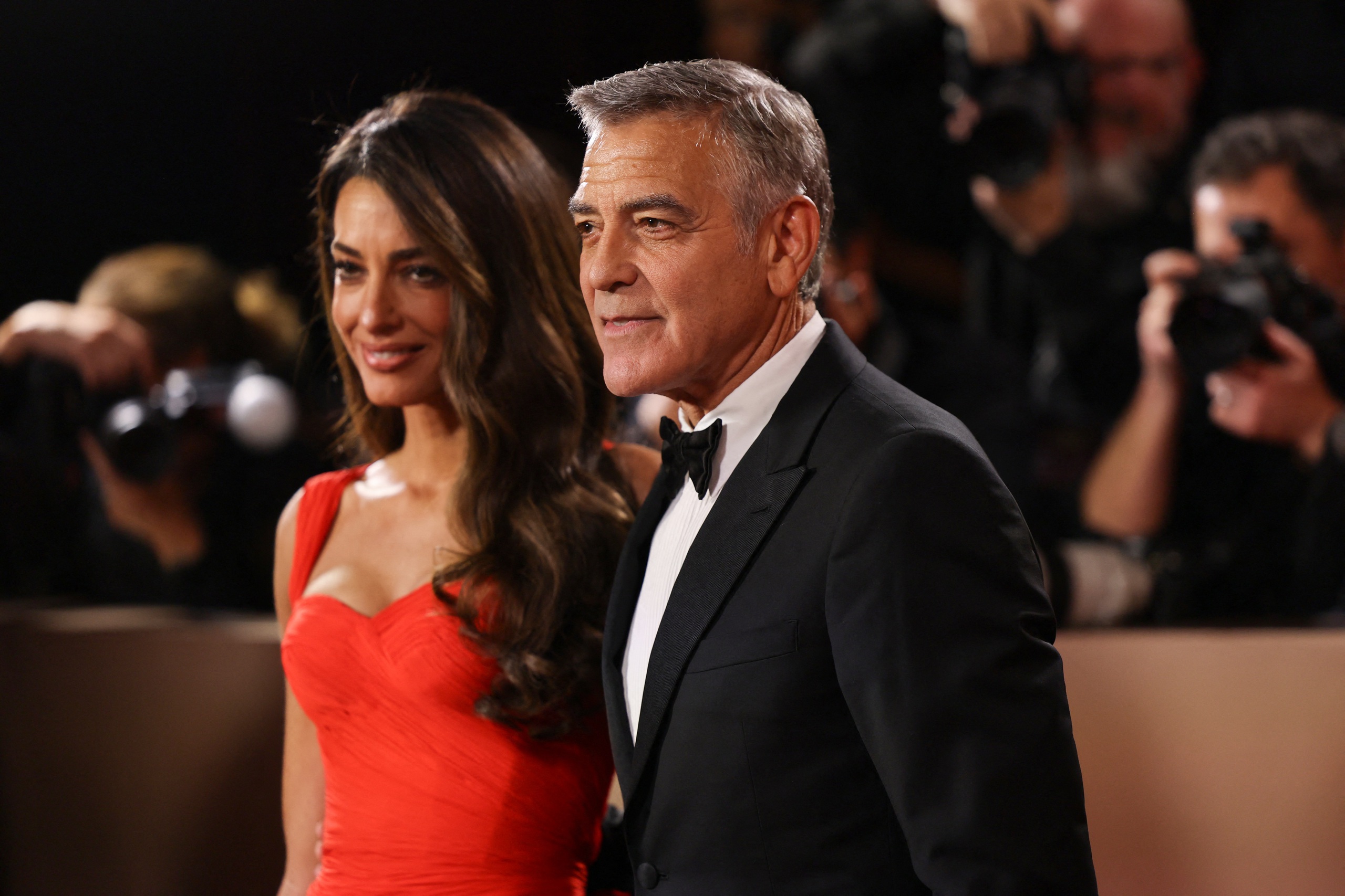 Lisa, Jennifer Lawrence mặc xuyên thấu khoe sắc gợi cảm trên thảm đỏ Quả cầu vàng 2026 - Ảnh 11.