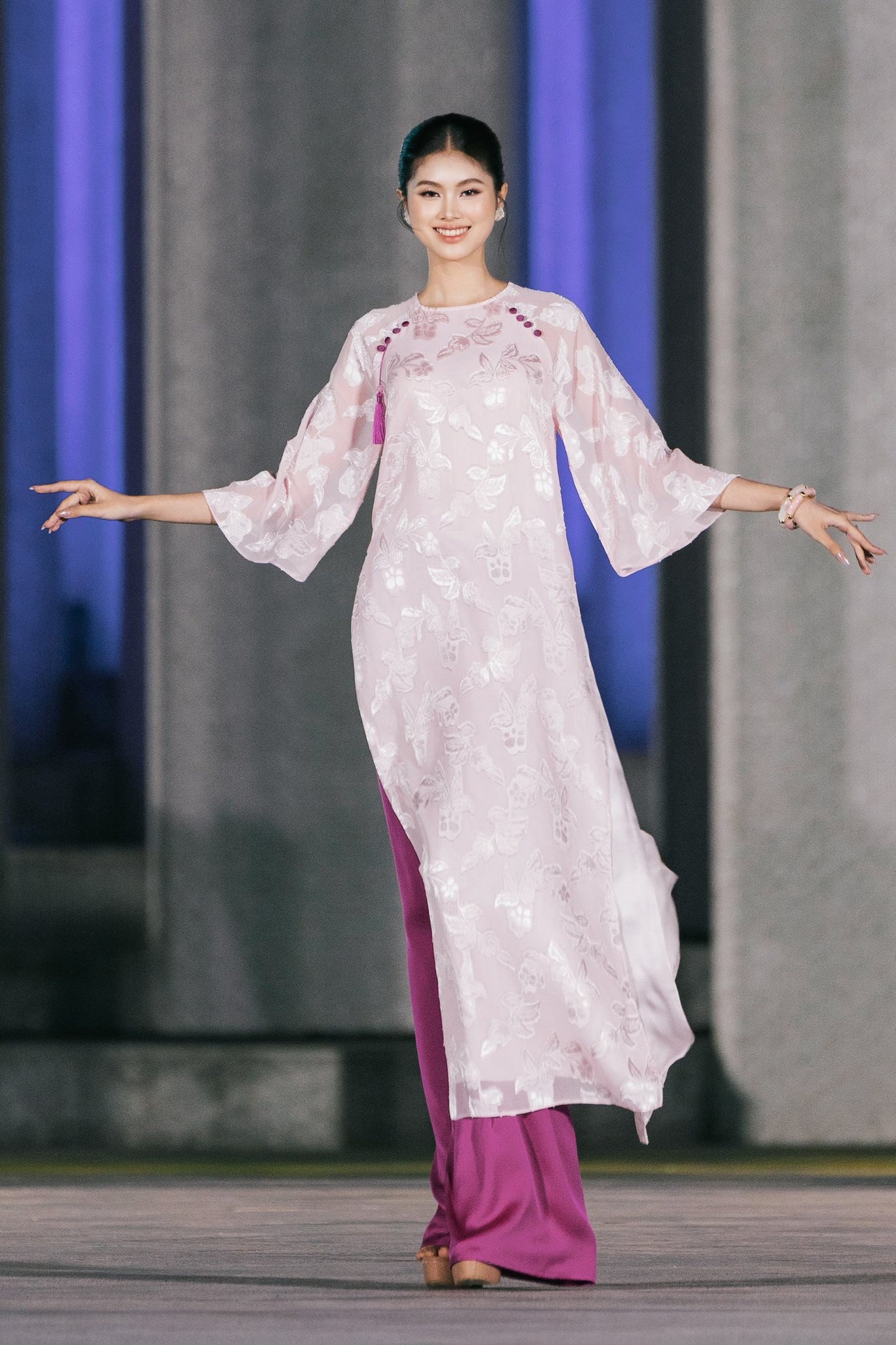 Võ Đoàn Bảo Hà 23 tuổi, quê Đồng Nai, cao 1,7 m, số đo ba vòng 77-60-87 cm. Cô từng gây chú ý khi tham gia Hoa hậu Việt Nam 2024, vào top 25.