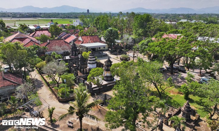 Vẻ đẹp chùa Thập Tháp, cổ tự gần 350 năm trên nền kinh đô Đồ Bàn xưa 3 Ngôi cổ tự tọa lạc trên đồi Long Bích, mặt hướng về núi Mò O (núi Thiên Bút), phía xa xa là tháp Cánh Tiên, một trong những cụm tháp còn nguyên vẹn và đẹp nhất trong hệ thống 8 cụm tháp của Bình Định (cũ). Tất cả đều nằm cạnh thành cổ Đồ Bàn, kinh đô rực rỡ một thời của vương quốc Chiêm Thành.