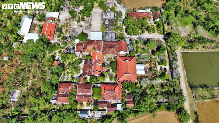 Vẻ đẹp chùa Thập Tháp, cổ tự gần 350 năm trên nền kinh đô Đồ Bàn xưa 4 Dù đã trải qua gần 3,5 thế kỷ với nhiều lần trùng tu, chùa Thập Tháp vẫn giữ nguyên cấu trúc truyền thống hình chữ "khẩu" (口), bố cục khép kín, trang nghiêm đặc trưng của chùa chiền Việt Nam cổ.