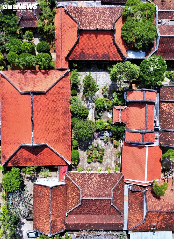 Vẻ đẹp chùa Thập Tháp, cổ tự gần 350 năm trên nền kinh đô Đồ Bàn xưa 6 Chùa được chia thành 4 khu chính kết nối hài hòa qua sân vuông ở giữa: Chánh điện (400m²) là "trái tim" của chùa Thập Tháp; Phương trượng (130m²) là nơi thờ Hòa thượng Phước Huệ và tiếp khách tăng; Đông đường (150m²) và Tây đường (120m²) lần lượt là nơi ở của chư tăng và nơi thờ Tổ sư Nguyên Thiều cùng các vị tiền bối.