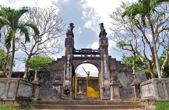 Vẻ đẹp chùa Thập Tháp, cổ tự gần 350 năm trên nền kinh đô Đồ Bàn xưa 5 Lối vào chùa đi ngang qua một hồ sen dẫn đến cổng với hai trụ biểu vuông đặt tượng sư tử uy phong. Sau cánh cổng là bức bình phong long mã phù đồ như trấn giữ cho không gian thanh tịnh bên trong.