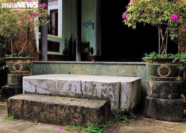 Vẻ đẹp chùa Thập Tháp, cổ tự gần 350 năm trên nền kinh đô Đồ Bàn xưa 10 Nhắc đến cổ tự Thập Tháp, không thể không nhắc đến khối bạch thạch linh thiêng nằm ngay trước cửa chánh điện. Khối đá cao khoảng 0,38m, dài 1,58m và rộng 1,3m, toàn thân láng mịn với 4 góc đẽo hoa văn đơn giản. Trong dân gian, phiến đá này được gọi bằng cái tên đầy ám ảnh: "Phiến đá chém".