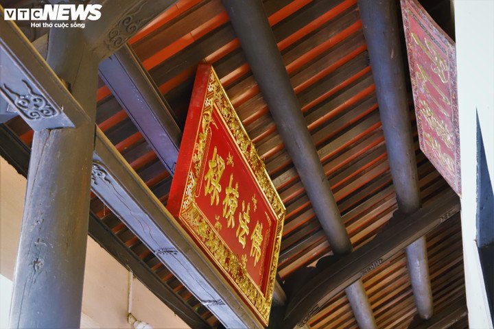 Vẻ đẹp chùa Thập Tháp, cổ tự gần 350 năm trên nền kinh đô Đồ Bàn xưa 9 Những cột gỗ lớn trong chùa qua hàng trăm năm đã lên nước đen bóng, toát lên vẻ trầm mặc. Những bức hoành phi, câu đối sơn son thếp vàng treo trên xà ngang như những chứng nhân lịch sử, kể lại thời kỳ hưng thịnh của trung tâm Phật giáo lớn nhất vùng.