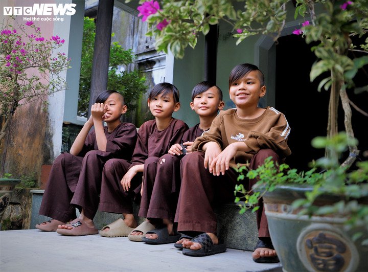 Vẻ đẹp chùa Thập Tháp, cổ tự gần 350 năm trên nền kinh đô Đồ Bàn xưa 11 Việc nhà chùa đặt phiến đá ngay bậc tam cấp trước chánh điện mang ý nghĩa nhân văn sâu sắc: Các bậc tiền bối muốn mượn tiếng kinh kệ, chuông chùa hằng ngày để hóa giải nỗi oan khiên, giúp những linh hồn từng bỏ mình trên phiến đá được siêu thoát. Đó là sự giao hòa giữa lịch sử đầy biến động và tinh thần từ bi hỷ xả của nhà Phật.