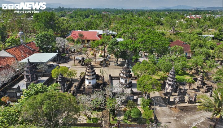 Vẻ đẹp chùa Thập Tháp, cổ tự gần 350 năm trên nền kinh đô Đồ Bàn xưa 12 Phía Bắc của chùa là vườn tháp tổ với hơn 20 ngôi tháp cổ, nơi an nghỉ của các đời trụ trì.