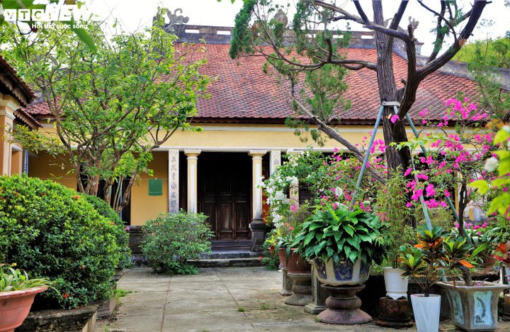 Vẻ đẹp chùa Thập Tháp, cổ tự gần 350 năm trên nền kinh đô Đồ Bàn xưa 16 Mỗi năm, hàng ngàn phật tử và du khách đổ về chùa cổ Thập Tháp không chỉ để chiêm bái, cầu an, tìm kiếm sự thanh thản trong tâm hồn mà còn để hiểu thêm về lịch sử văn hóa của vùng đất.