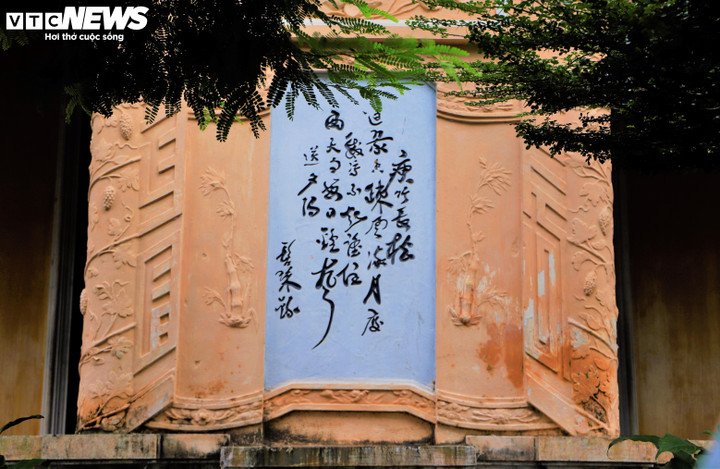 Vẻ đẹp chùa Thập Tháp, cổ tự gần 350 năm trên nền kinh đô Đồ Bàn xưa 17 Theo các tài liệu được ghi chép lại, chùa Thập Tháp bắt đầu được xây dựng từ năm 1677. Thiền sư Nguyên Thiều dừng chân tại vùng đất Quy Ninh, thấy 10 ngôi tháp Chăm cổ kính trên gò đất cao đã sụp đổ thành tàn tích. Ngài tận dụng những viên gạch, tảng đá sót lại để dựng nên ngôi chùa.