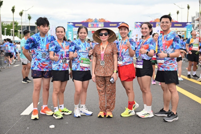 Nhiều gia đình lựa chọn giải chạy như một cách gắn kết các thành viên. Ảnh: VnExpress Marathon