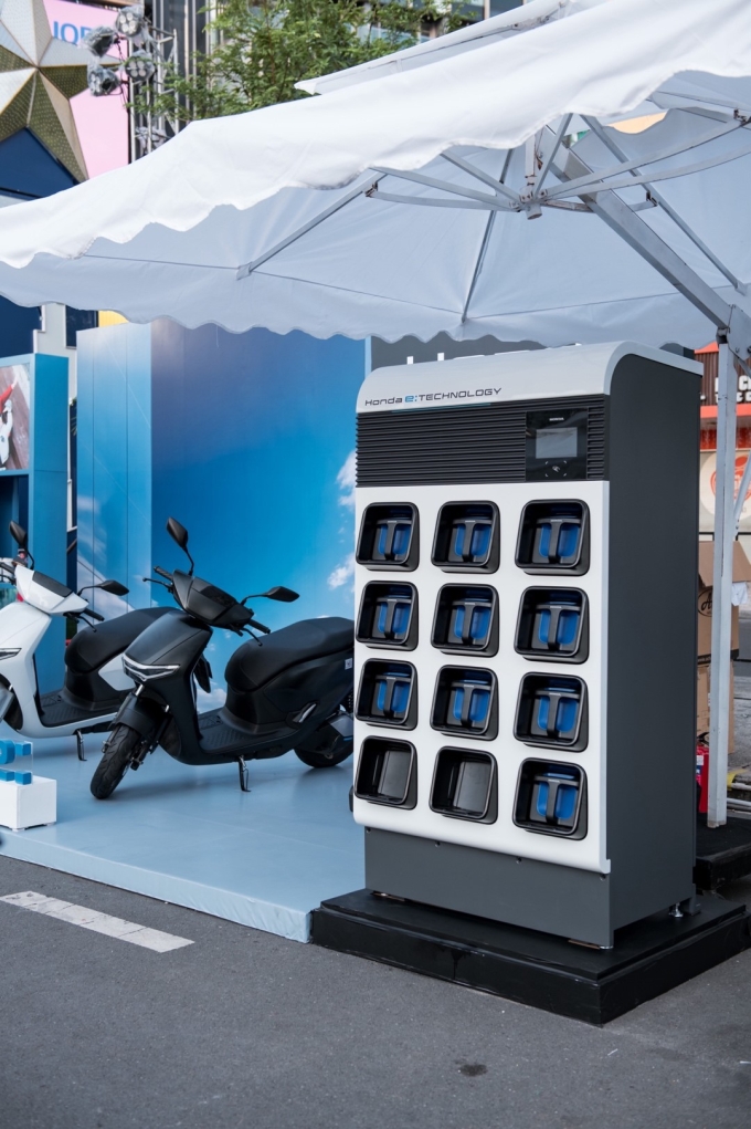 Hệ thống trạm sạc pin (Honda Motor Charger Hub) và trạm đổi pin (Honda e: Swap Battery Station) tại sự kiện. Ảnh: HVN