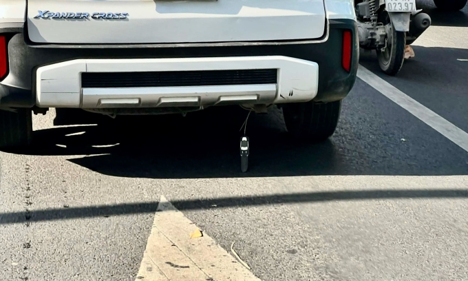 Một mẫu xe gắn dây tiếp địa ở ống pô. Ảnh: Hồ Tân