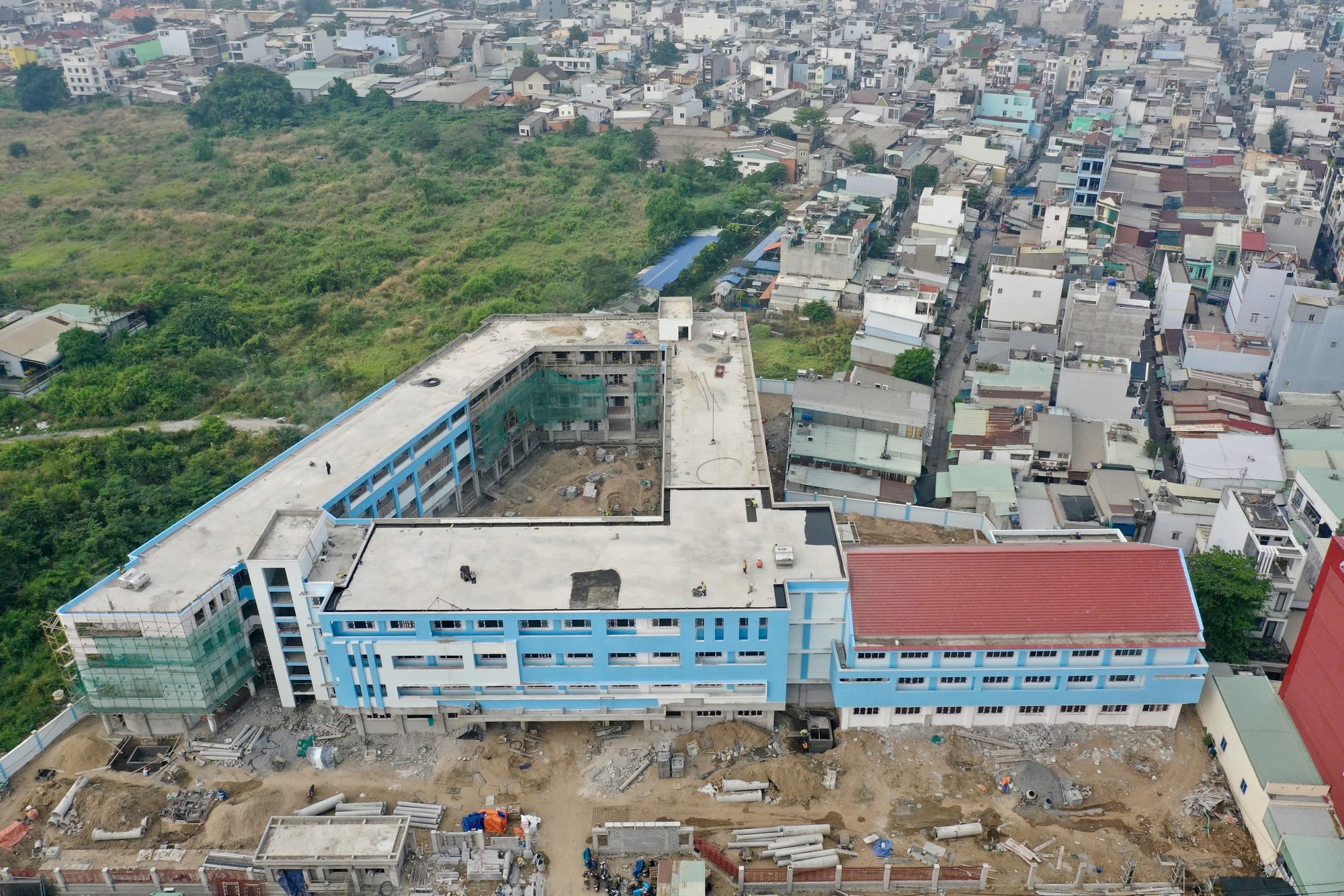 Ngắm ngôi trường tiểu học trên đất nghĩa trang lớn nhất TPHCM đã thành hình: Phụ huynh mong ngày con được đi học- Ảnh 2. Ngắm ngôi trường tiểu học trên đất nghĩa trang lớn nhất TPHCM đã thành hình: Phụ huynh mong ngày con được đi học- Ảnh 2.