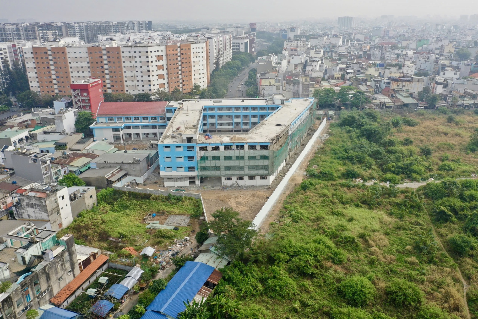 Ngắm ngôi trường tiểu học trên đất nghĩa trang lớn nhất TPHCM đã thành hình: Phụ huynh mong ngày con được đi học- Ảnh 3. Ngắm ngôi trường tiểu học trên đất nghĩa trang lớn nhất TPHCM đã thành hình: Phụ huynh mong ngày con được đi học- Ảnh 3.