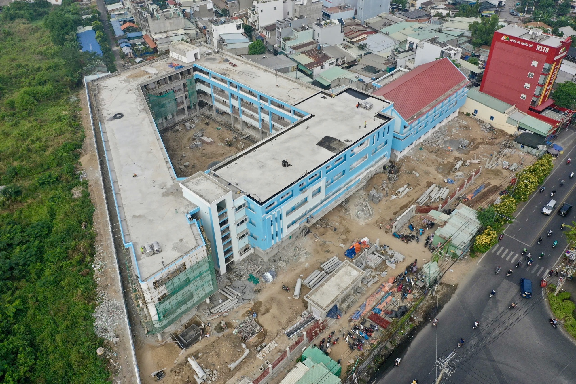 Ngắm ngôi trường tiểu học trên đất nghĩa trang lớn nhất TPHCM đã thành hình: Phụ huynh mong ngày con được đi học- Ảnh 4. Ngắm ngôi trường tiểu học trên đất nghĩa trang lớn nhất TPHCM đã thành hình: Phụ huynh mong ngày con được đi học- Ảnh 4.