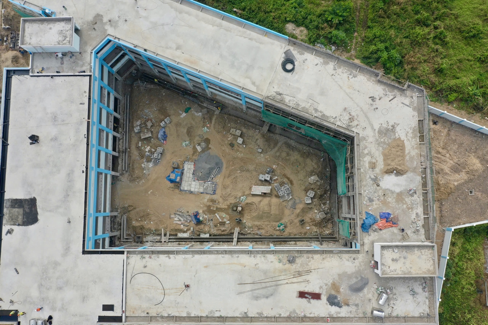 Ngắm ngôi trường tiểu học trên đất nghĩa trang lớn nhất TPHCM đã thành hình: Phụ huynh mong ngày con được đi học- Ảnh 5. Ngắm ngôi trường tiểu học trên đất nghĩa trang lớn nhất TPHCM đã thành hình: Phụ huynh mong ngày con được đi học- Ảnh 5.