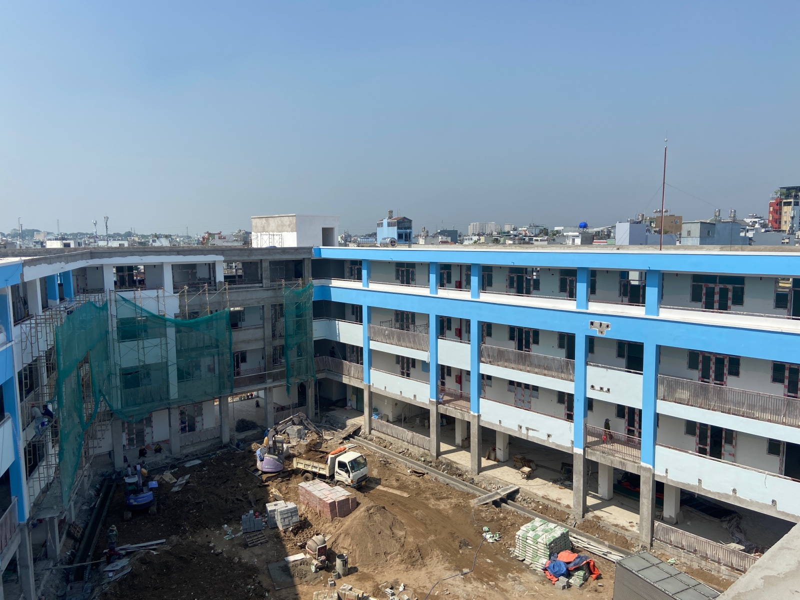 Ngắm ngôi trường tiểu học trên đất nghĩa trang lớn nhất TPHCM đã thành hình: Phụ huynh mong ngày con được đi học- Ảnh 7. Ngắm ngôi trường tiểu học trên đất nghĩa trang lớn nhất TPHCM đã thành hình: Phụ huynh mong ngày con được đi học- Ảnh 7.